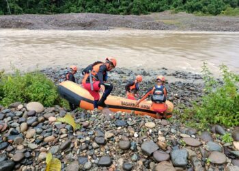 Tim Basarnas Jambi saat melakukan pencarian warga Sumbar yang dinyatakan hilang terseret arus Sungai Tabir (ist)