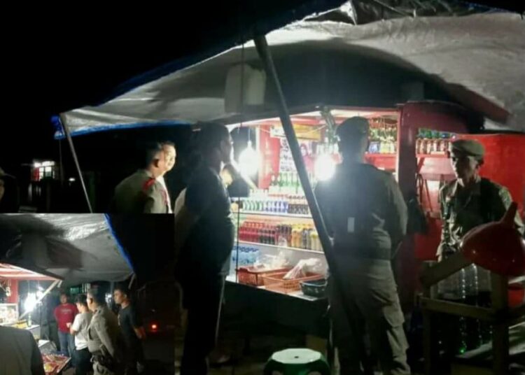 Petugas Satpol PP Padang saat mendatangi sebuah warung yang diduga menjual bebas minuman keras (ist)