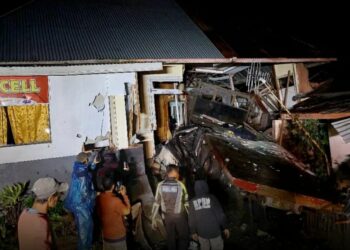 Konidisi rumah warga usai ditabrak truk yang diduga mengalami rem blong (ist)