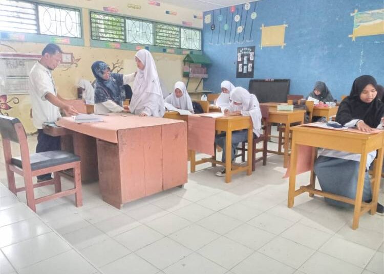 Sejumlah Siswa MAN 1 Agam mengikuti  ektrakurikuler menjahit dengan peralatan yang terbatas (ist)