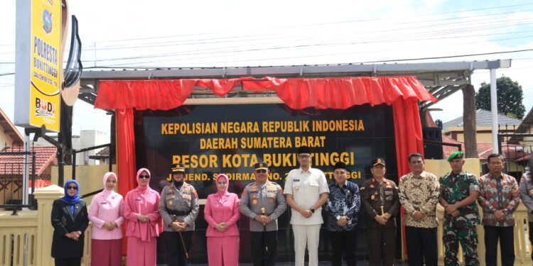 Kapolda Sumbar bersama Wali Kota dan Kapolresta serta jajaran usai penandatanganan pengukuhan peningkatan tipe di Mako Polresta Bukittinggi (ist)