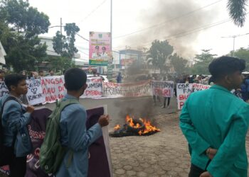 Ratusan mahasiswa dari sejumlah kampus menggelar aksi demo di Kantor DPRD Sumbar (ist)