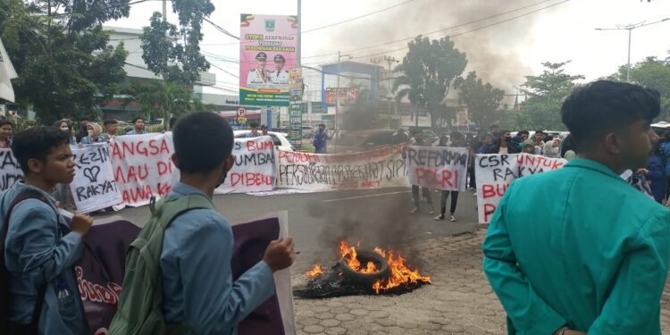 Ratusan mahasiswa dari sejumlah kampus menggelar aksi demo di Kantor DPRD Sumbar (ist)