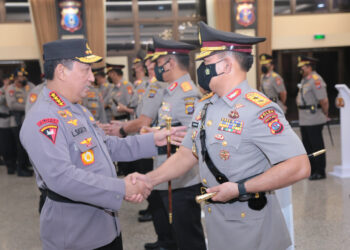 Kapolri Jenderal Polisi Listyo Sigit Prabowo melantik Irjen Pol Suharyono sebagai Kapolda Sumbar di Mabes Polri, Selasa (18/10/2022) siang. Foto: Ist