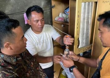 Polisi menggeledah rumah tersangka penyalahgunaan narkoba di Jorong Lubuak Batuang Nagari Lubuk Malako, Kecamatan Sangir Jujuan Kabupaten Solok Selatan, Jumat (21/10/2022). Foto: Ist