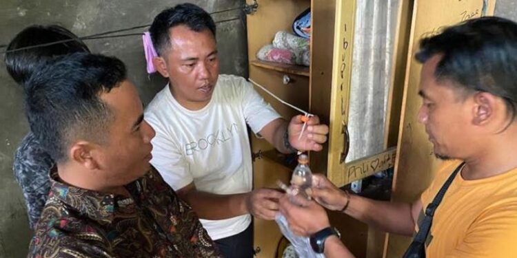 Polisi menggeledah rumah tersangka penyalahgunaan narkoba di Jorong Lubuak Batuang Nagari Lubuk Malako, Kecamatan Sangir Jujuan Kabupaten Solok Selatan, Jumat (21/10/2022). Foto: Ist