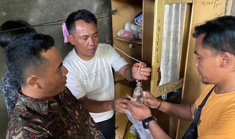 Polisi menggeledah rumah tersangka penyalahgunaan narkoba di Jorong Lubuak Batuang Nagari Lubuk Malako, Kecamatan Sangir Jujuan Kabupaten Solok Selatan, Jumat (21/10/2022). Foto: Ist