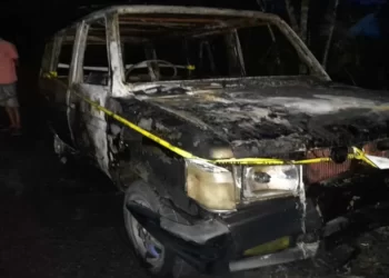 Mobil kawanan rampok emas yang terbakar di lokasi kejadian (ist)