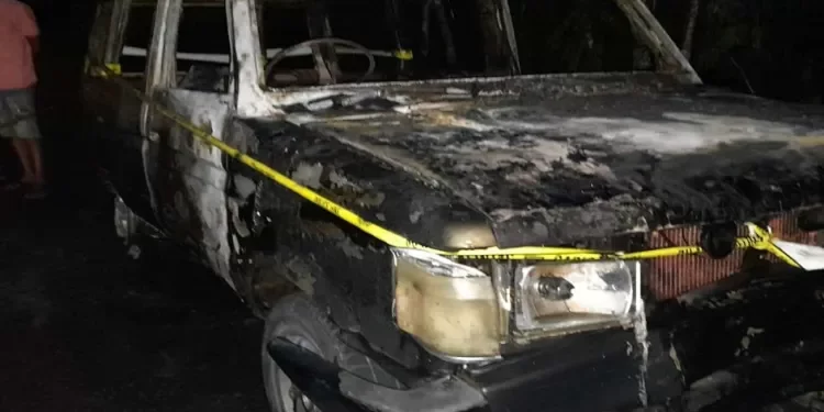 Mobil kawanan rampok emas yang terbakar di lokasi kejadian (ist)