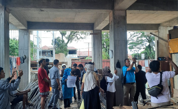 Puluhan warga Jalan Cendrawasih Kota Padang minta pembangunan gedung milik mantan bupati dihentikan (ist)