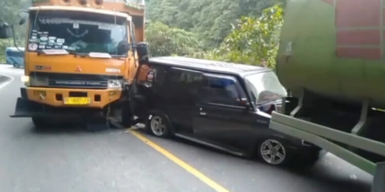 Tangkapan layar video kecelakaan di Jalan Raya Padang - Bukittinggi di Silaiang Kabupaten Tanah Datar, Selasa (11//10/2022). (Ist)