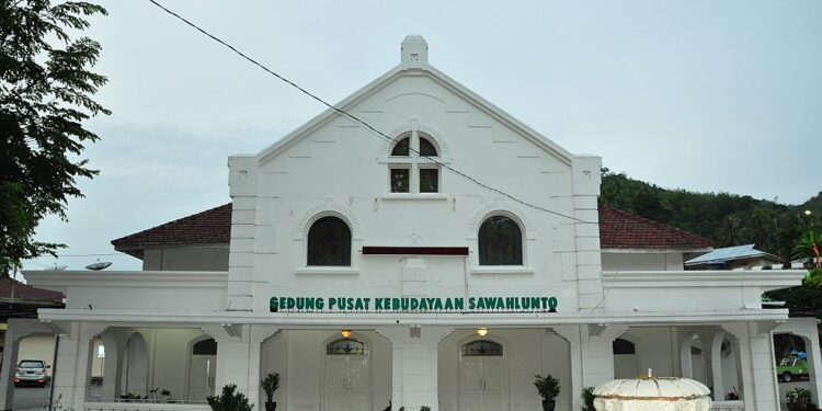 Gedung Pusat Kebudayaan Kota Sawahlunto sebelum terbakar (Foto: Wikipedia)