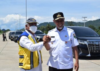 Menteri PUPR Basuki Hadimuljono bersama Gubernur Sumbar Mahyeldi saat meninjau kawasan Sitinjau Lauik, Rabu (2/11/2022)