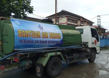 Mobil tangki membawa pasokan air bersih ke wilayah terdampak di Kota Padang. Foto: Ist