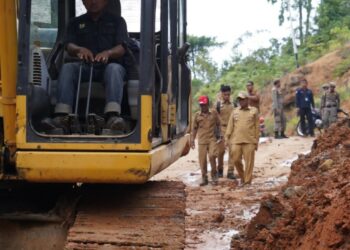 Wako Padang, Hendri Septa meninjau longsor di Batu Busuak, Lambung Bukit, Pauh, Padang, Senin (29/11/2022). [Foto: Humas Kota Padang]