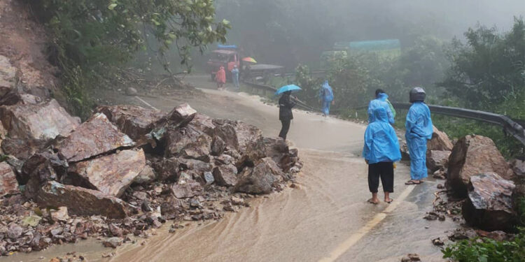 Longsor terjadi kawasan Sitinjau Lauik, Rabu (`6/11/2022). Foto: Ist