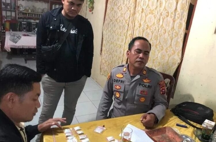 Polisi memperlihatkan sabu yang ditemukan di Jorong Sawah Tapi Karak Batu, Nagari Koto Anau, Kecamatan Lembang Jaya, Kabupaten Solok. Foto: Ist