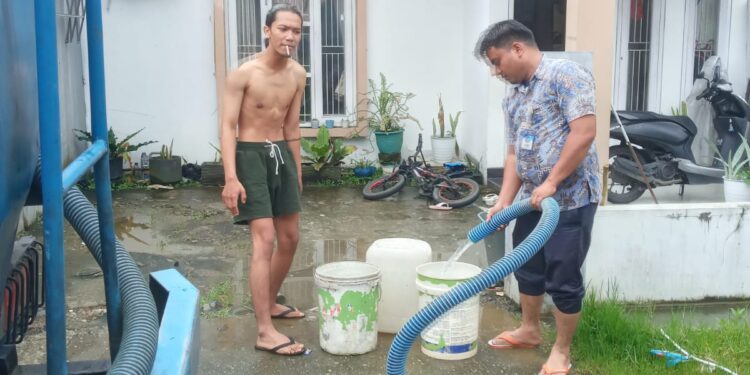 Petugas Perumda Air Minum Kota Padang mendistribusikan air bersih menggunakan mobil tangki, Kamis (17/11/2022). Foto: Istimewa