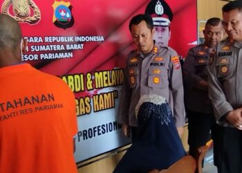 Kapolres Pariaman AKBP Abdul Azis saat jumpa pers kasus penelantaran bayi, Senin (31/10/2022). [Ist]