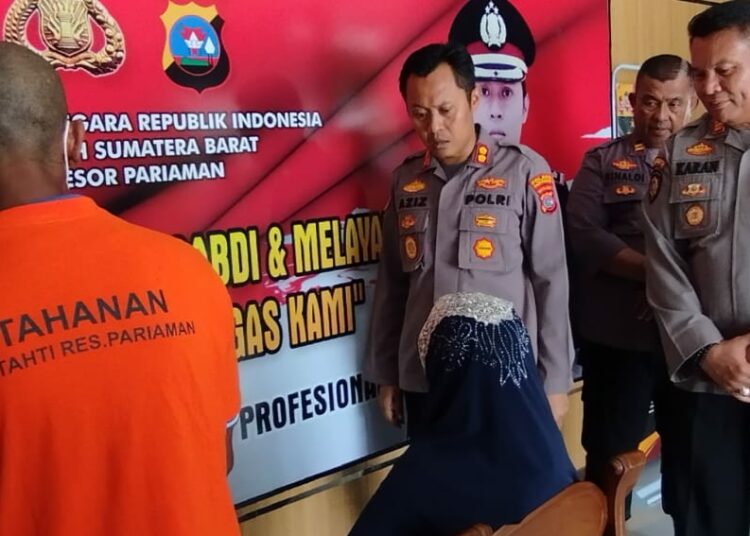 Kapolres Pariaman AKBP Abdul Azis saat jumpa pers kasus penelantaran bayi, Senin (31/10/2022). [Ist]