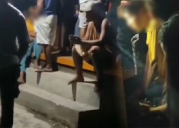 Tangkapan layar video viral warga amankan pasangan diduga mesum di Nagari Toboh Gadang Selatan, Kecamatan Lubuak Aluang, Kabupaten Padang Pariaman. (Ist)