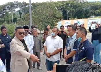 Tangkapan layar video saat Bupati Solok melakukan inspeksi ke perusahaan Aqua Solok (ist)