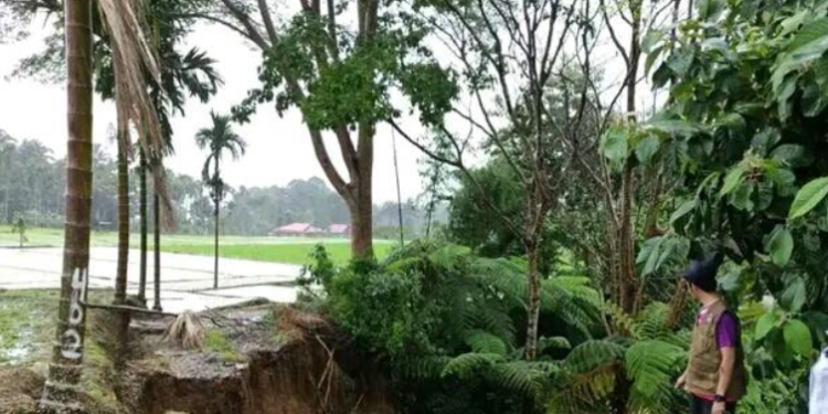 Jalan amblas di Padang Pariaman akibat tingginya curah hujan (ist)