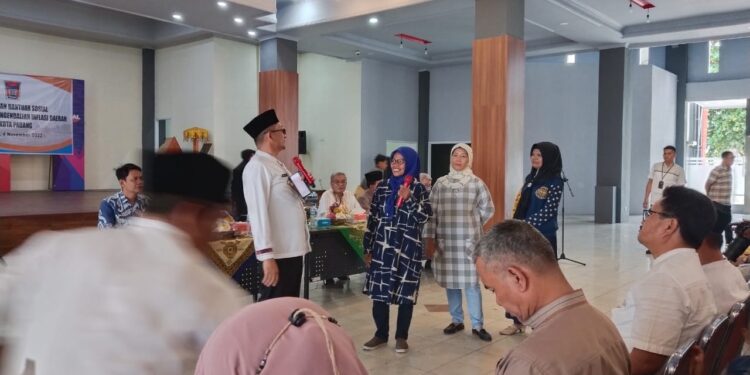 Wali Kota Padang Hendri Septa saat penyerahan bantuan secara simbolis kepada perwakilan KPM, Jumat (4/11/2022) di Gedung Youth Center Padang. (Foto: Infopublik)