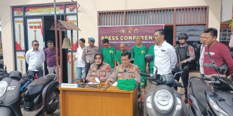 Polisi saat konferensi pers penangkapan komplotan curanmor di Mapolsek Lubuk Kilangan, Padang, Senin (21/11/2022). [Ist]