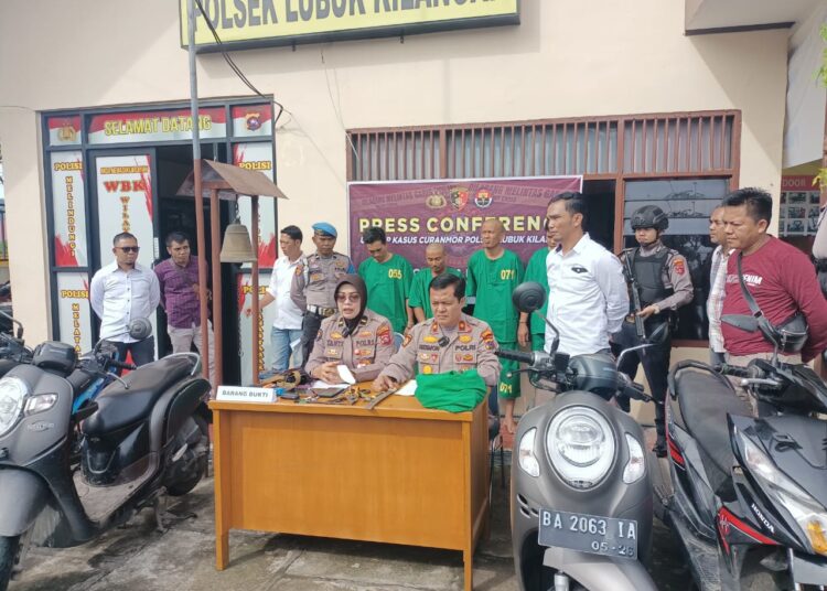 Polisi saat konferensi pers penangkapan komplotan curanmor di Mapolsek Lubuk Kilangan, Padang, Senin (21/11/2022). [Ist]