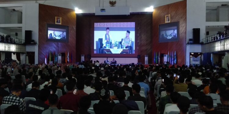 Ribuan mahasiswa menghadiri ceramah Ustad Abdul Somad di Gedung Auditorium Unand, Senin (7/11/2022). [Foto: Fakhru]