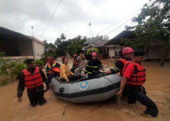 Terjebak Banjir, Warga Tabiang Banda Gadang Padang Dievakuasi Damkar