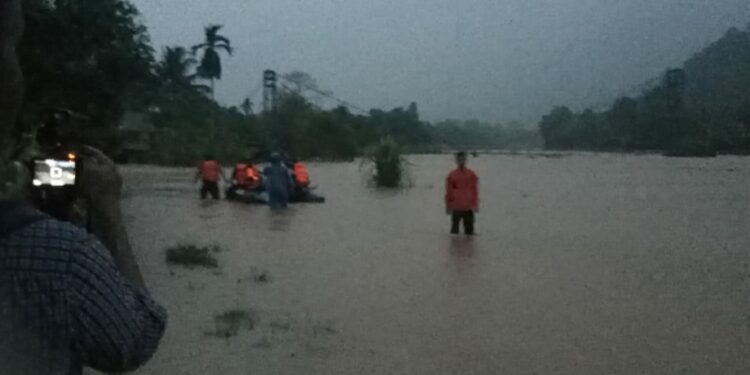 Batang Tarusan Pessel meluap membuat akses jalan Painan-Padang lumpuh total, Rabu (16/11/2022). [Ist]