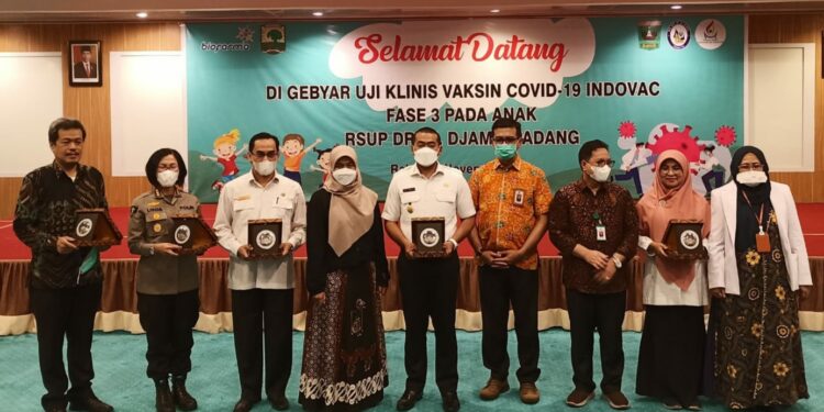 Pejabat RSUP M Djamil Padang dan RS Unand foto bersama dalam acara gebyar vaksin Covid-19 Indovac fase 3 di RSUP M Djamil Padang, Rabu (16/11/2022). [Foto: Fajar]