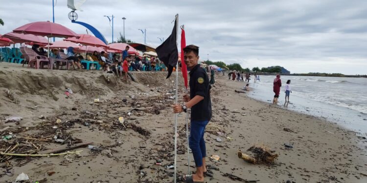 Jaga Keselamatan Pengunjung, Bendera Peringatan Dipasang di Pantai Padang