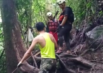 Tim SAR gabungan mengalihkan debit air untuk bisa mengevakuasi pelajar tenggelam di Pemandian Bayang Aia, Nagari Pauh, Kecamatan Lubuk Sikaping, Pasaman, Senin (21/11/2022). [Foto: Dok. Kantor Pencarian dan Pertolongan Kelas A Padang]