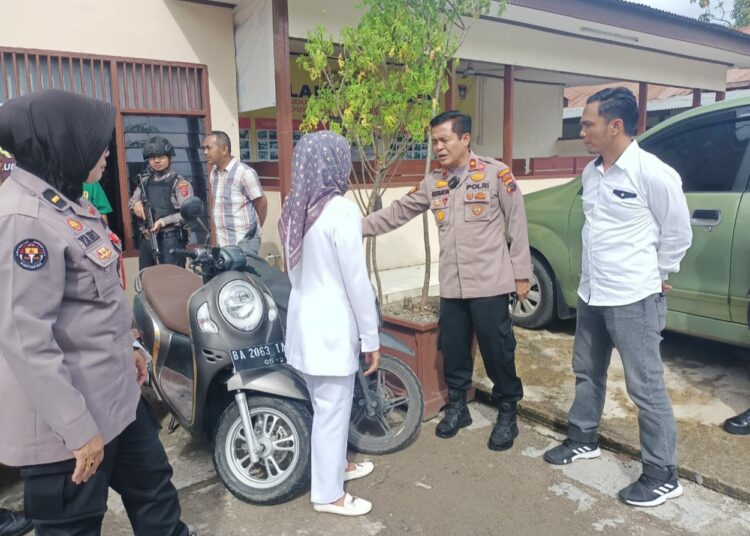 Polisi menunjukkan sejumlah barak bukti di Mapolsek Lubuk Kilangan, Padang, Senin (21/11/2022), dalam kasus curanmor. [Ist]