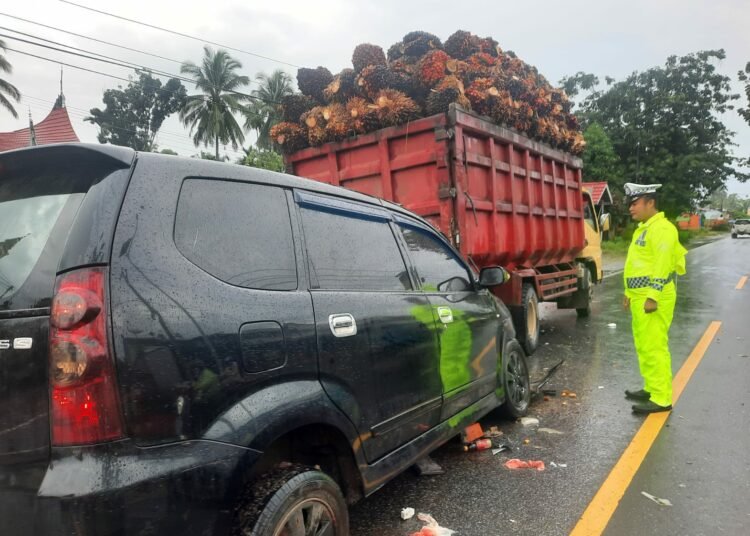 Mobil Toyota Avanza tabrak truk parkir di Jorong Jambak, Nagari Koto Baru, Kecamatan Luhak Nan Duo, Pasbar, Rabu (23/11/2022) pagi. [Foto: Dok. Satlantas Polres Pasbar]