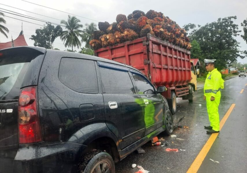 1 Orang Tewas Di Tempat Begini Kronologi Kecelakaan Avanza Tabrak Truk