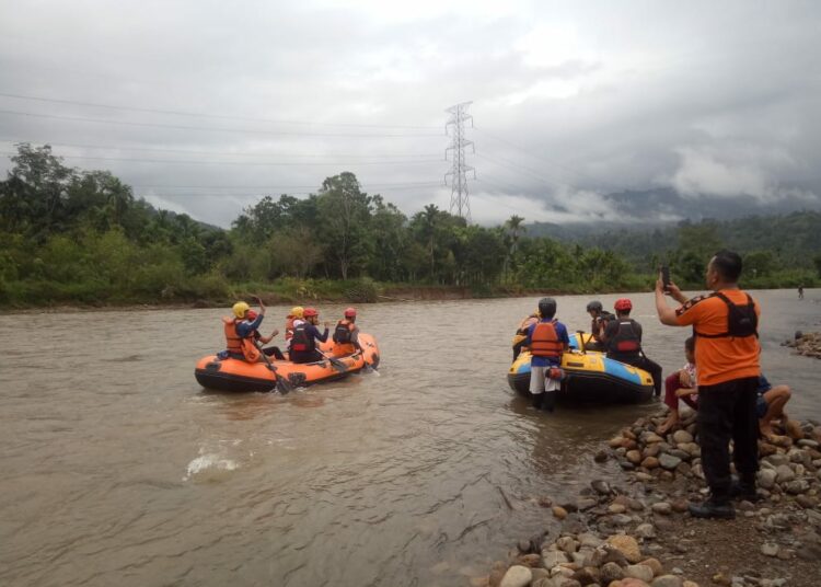 Tim SAR mencari korban hilang di Sungai Batang Masang, Pasaman, Jumat (25/11/2022). [Foto: Dok. Basarnas Padang]