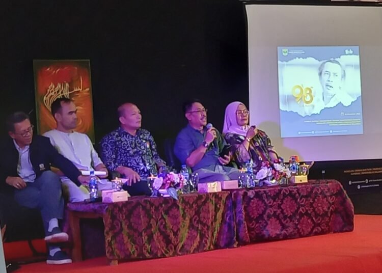 UPTD Taman Budaya Sumbar menggelar diskusi Mengenang 98 Tahun Sastrawan AA Navis di Padang, Kamis (24/11/2022). [Ist]
