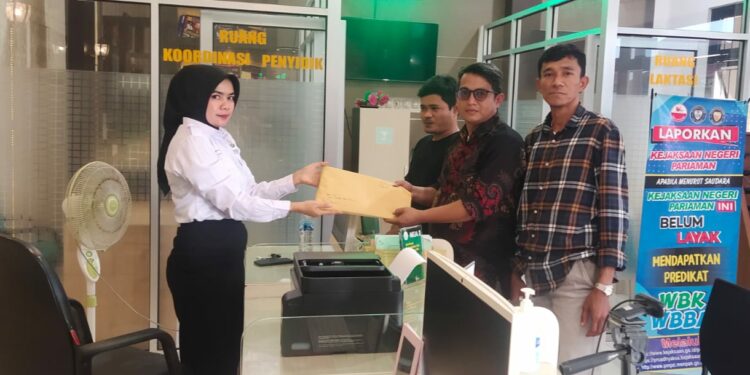 Pengacara CV Risg Jayatama melaporkan Dinas PUPR Pariaman ke Kejari Pariaman, Rabu (30/11/2022). [Ist]