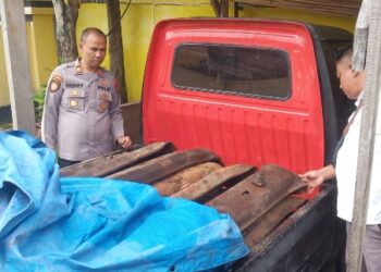 Barang bukti bantalan rel kereta api yang dicuri pelaku diamankan di Mapolres Sawahlunto. (Foto: Ist)