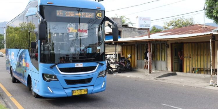 salah satu unit Trans Padang yang beroperasi di koridor V Pasar Raya-Indaruang (ist)