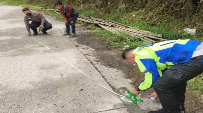 Jajaran Satlantas Polres Solok melakukan olah TKP (Foto: Ist)