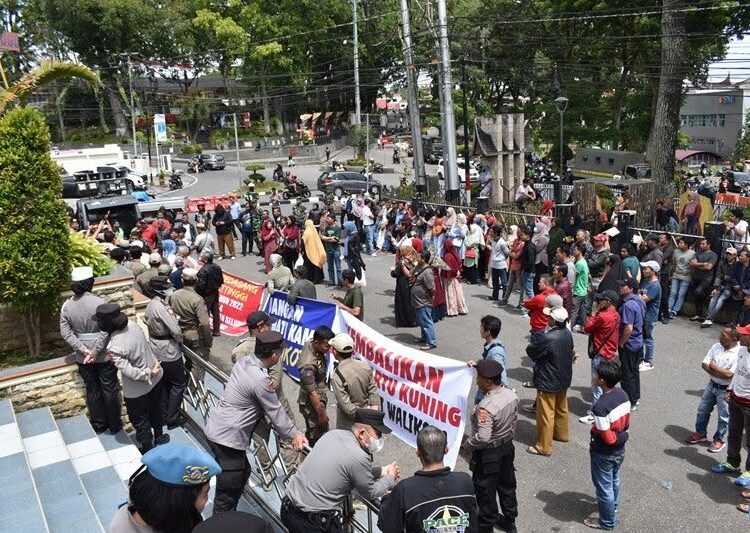 Pedagang di Kota Bukittinggi menggelar unjuk rasa menolak Perda  omor 3 Tahun 2022 tentang Pengelolaan Pasar Rakyat, Selasa (1//11/2022).. [Ist]