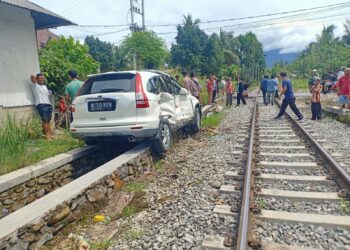 Kondisi mobil korban usai tertabrak KA Semen Padang (ist)