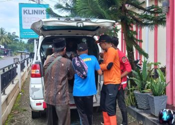 Tim gabungan tengah mengevakuasi korban terakhir longsor Agam (Dok. BPBD Agam)