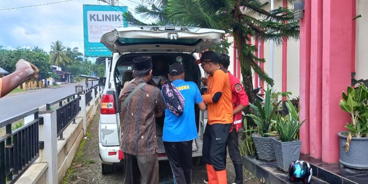 Tim gabungan tengah mengevakuasi korban terakhir longsor Agam (Dok. BPBD Agam)