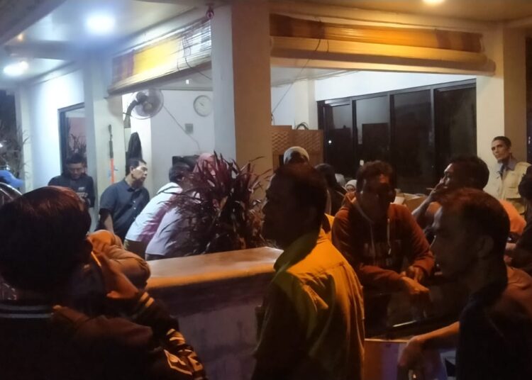 Puluhan pedagang Pasar Raya yang mendatangi Rumah Dinas Wali Kota Padang, Rabu malam (ist)